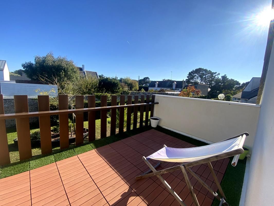 LE POULIGUEN LE POULIGUEN PROCHE CÖTE SAUVAGE - Beau Studio avec terrasse et stationnement . Immeuble en copropriété de 322 lots - pas de procédure en cours - taxe foncières 489 euros . Prix : 137290 euros Honoraires : 7290 euros TTC inclus charge acquéreur soit 130 0 2
