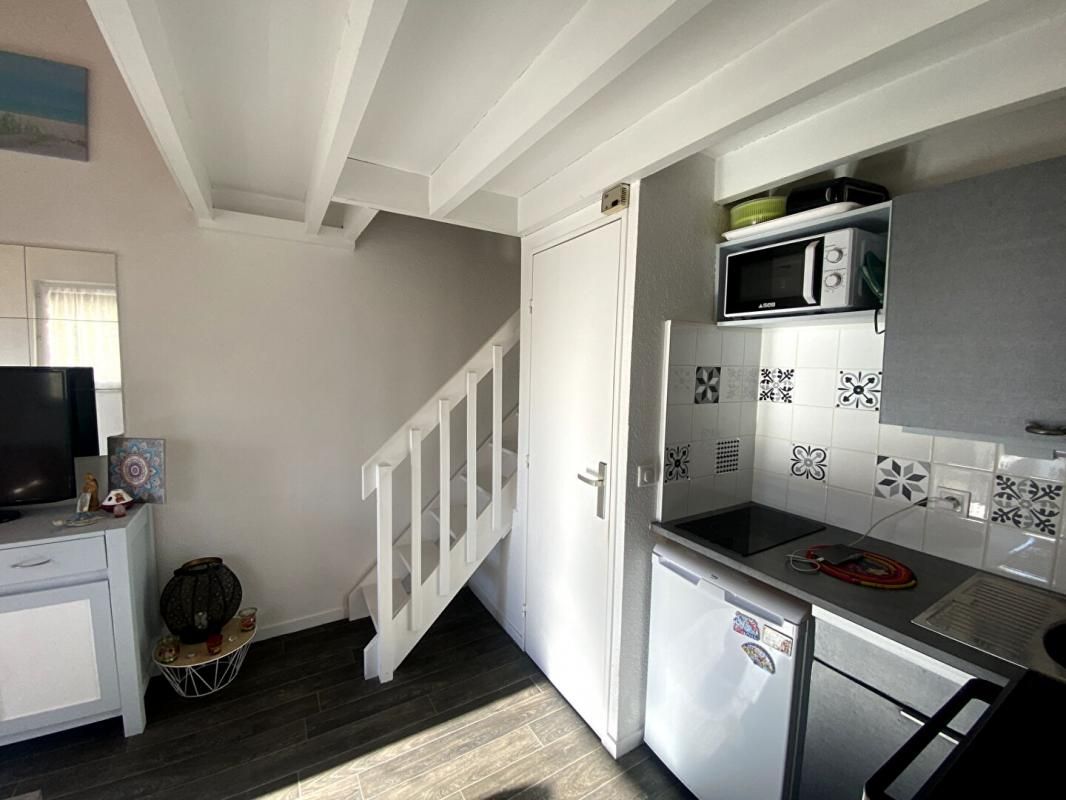 LE POULIGUEN LE POULIGUEN PROCHE CÖTE SAUVAGE - Beau Studio avec terrasse et stationnement . Immeuble en copropriété de 322 lots - pas de procédure en cours - taxe foncières 489 euros . Prix : 137290 euros Honoraires : 7290 euros TTC inclus charge acquéreur soit 130 0 3