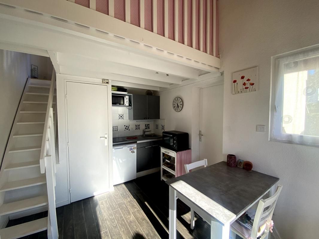 LE POULIGUEN LE POULIGUEN PROCHE CÖTE SAUVAGE - Beau Studio avec terrasse et stationnement . Immeuble en copropriété de 322 lots - pas de procédure en cours - taxe foncières 489 euros . Prix : 137290 euros Honoraires : 7290 euros TTC inclus charge acquéreur soit 130 0 4