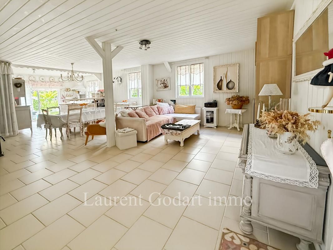 VENDAYS-MONTALIVET Magnifique propriété de 250m²  (Maison + 2 gîtes + piscine) 4