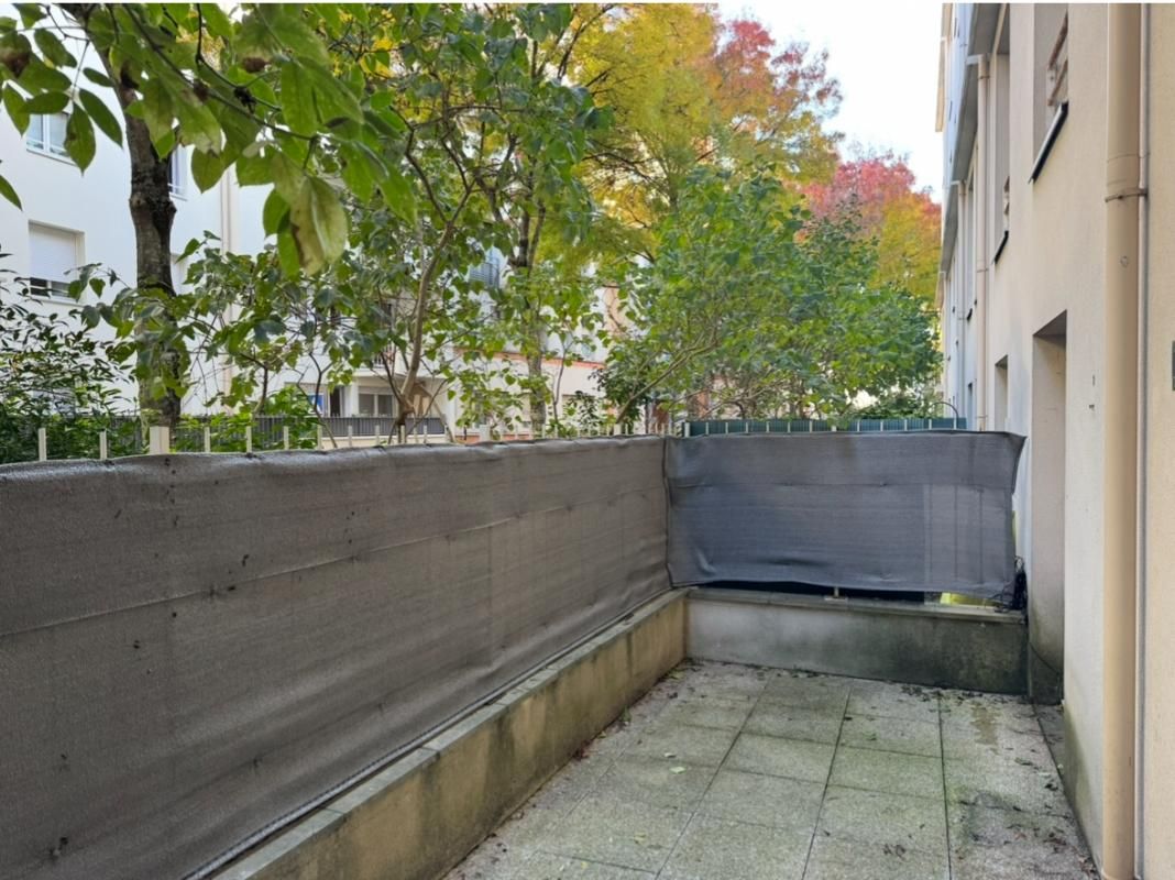 VILLEJUIF Villejuif ? Studio de 29 m² avec grande terrasse et parking en sous-sol 2