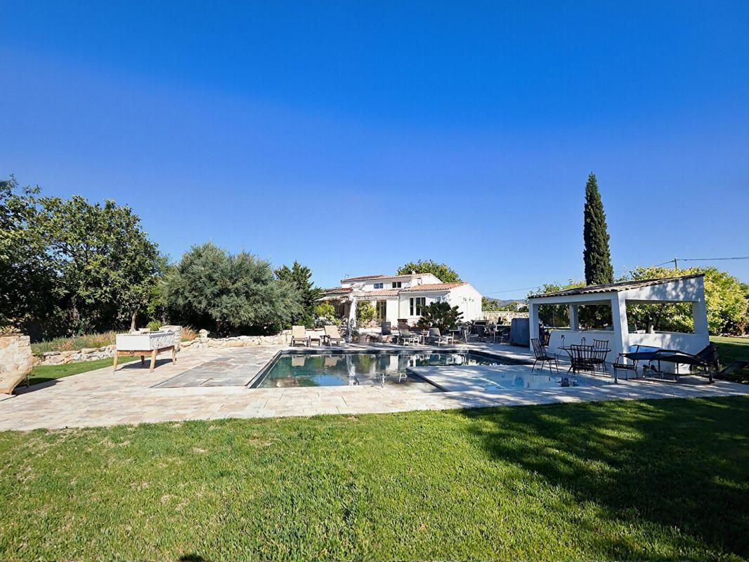 DRAGUIGNAN Authentique Mas Provençal Rénové de 274m²  Piscine Chauffée  3990m² de Jardin Paysager 4
