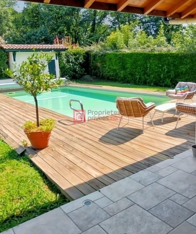 USTARITZ Maison familiale avec jardin et piscine, à proximité du bourg d'Ustaritz 2