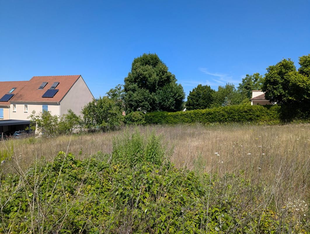 NEUVILLE-SUR-OISE Terrain à bâtir de 588 m2 avec Permis de Construire à Neuville-Sur-Oise 1