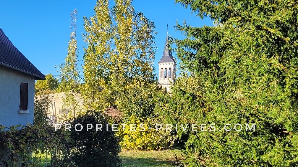 SAINT-PIERRE-DE-CHIGNAC Maison St Pierre De Chignac. 4 chambres. Grand parking . Garage/atelier 50 m2.Terrain:2245 m2 1