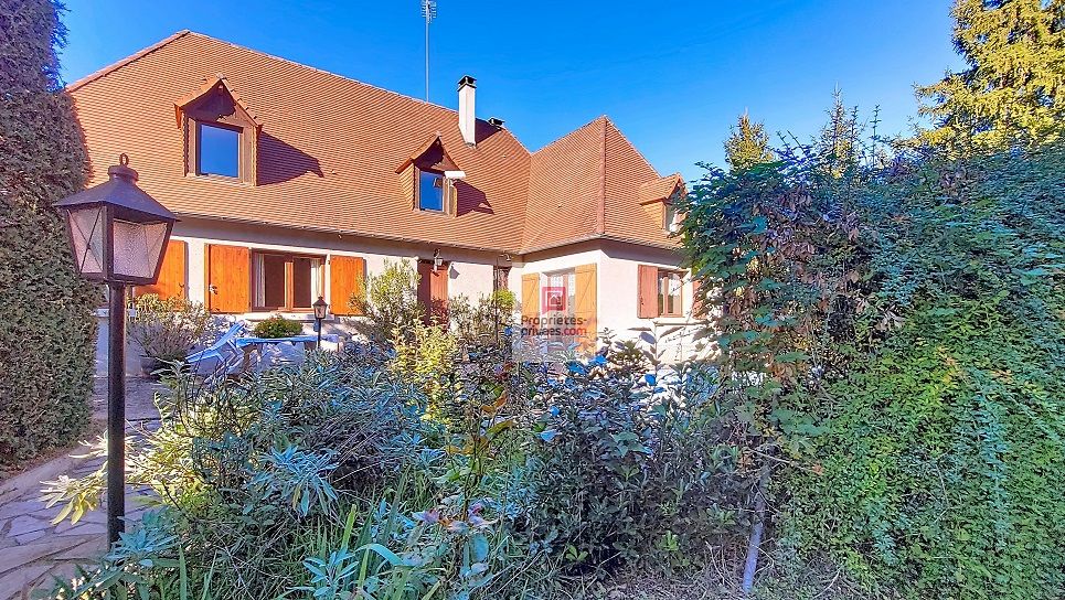 SAINT-PIERRE-DE-CHIGNAC Maison St Pierre De Chignac. 4 chambres. Grand parking . Garage/atelier 50 m2.Terrain:2245 m2 3