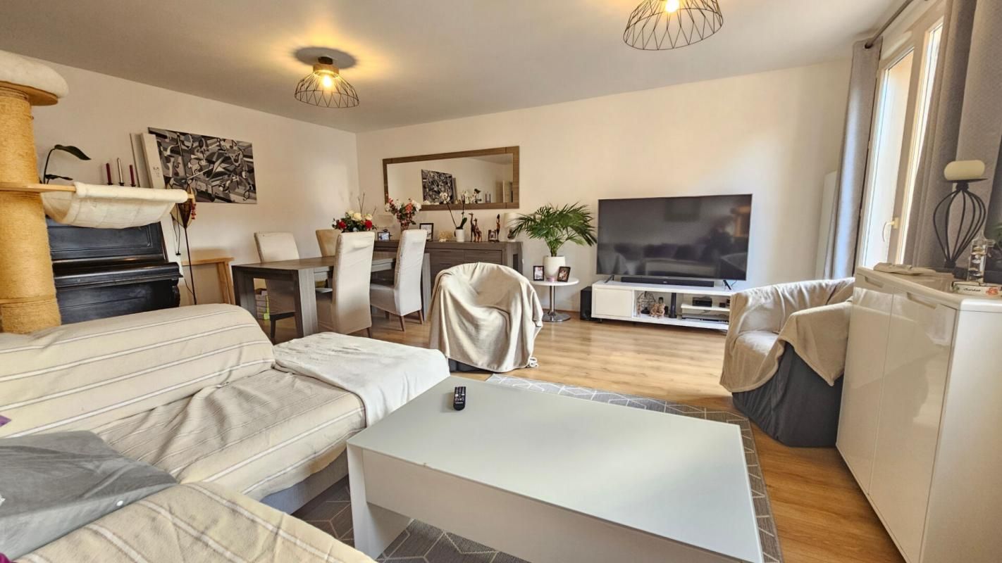 HOUDAN Houdan / Appartement lumineux en parfait état / 3 chambres + parking 2