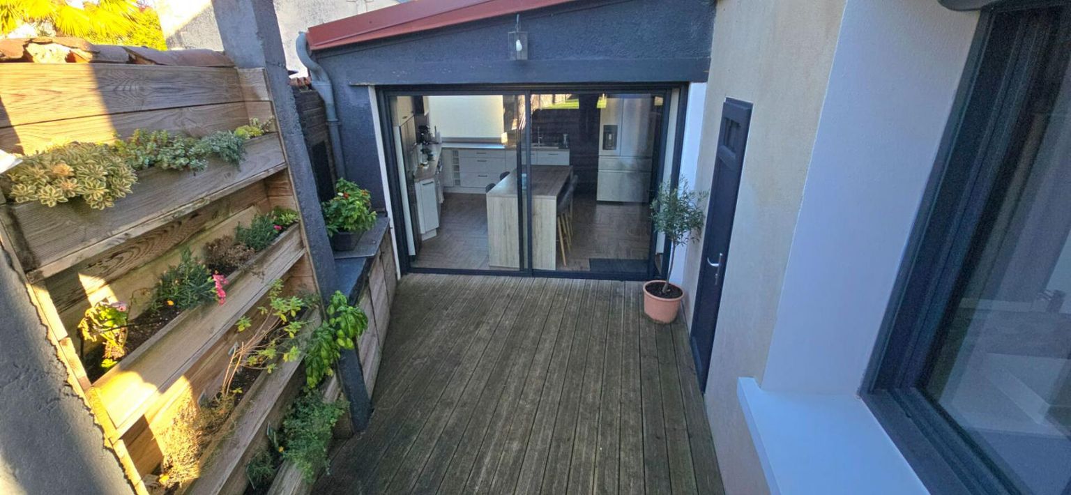 PERIGUEUX Maison de ville de type  6, avec piscine privative et garage 2