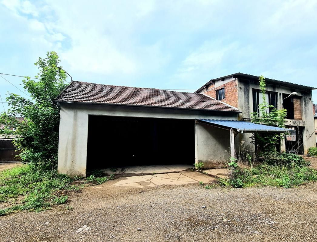 LES ANDELYS Exclusivité - Les Andelys centre ville 27700 - Bâtiment à rénover intégralement d'environ 195 m2 sur 1016 m2 de terrain plat - Prix : 91.990 2