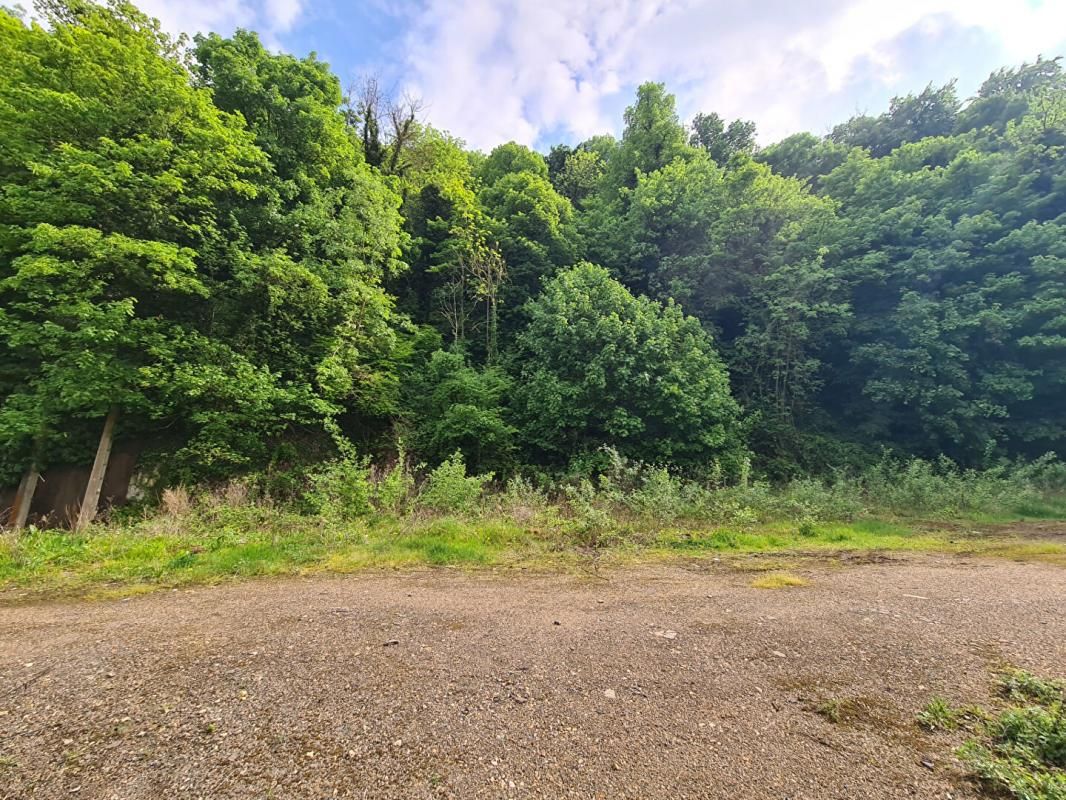 LES ANDELYS Exclusivité - Les Andelys centre ville 27700 - Bâtiment à rénover intégralement d'environ 195 m2 sur 1016 m2 de terrain plat - Prix : 91.990 3