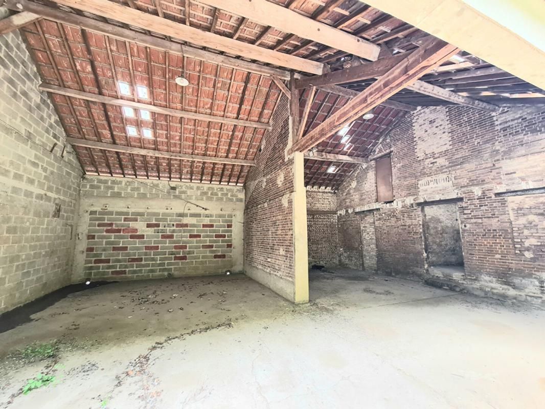 LES ANDELYS Exclusivité - Les Andelys centre ville 27700 - Bâtiment à rénover intégralement d'environ 195 m2 sur 1016 m2 de terrain plat - Prix : 91.990 4