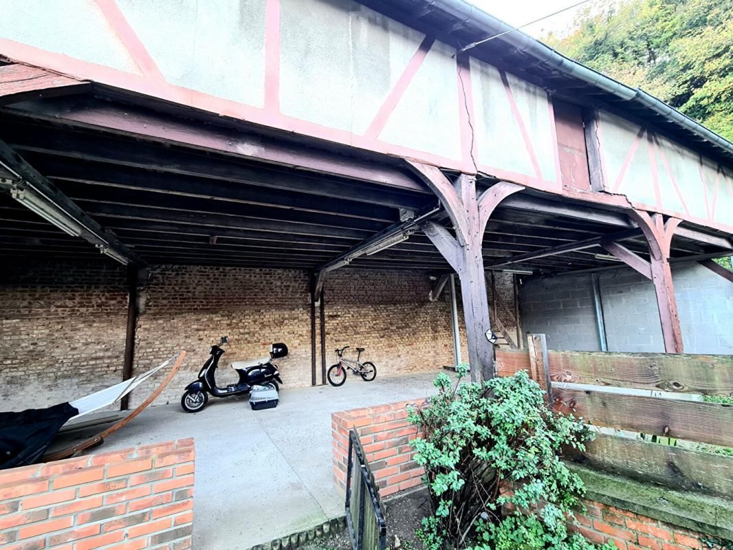 LES ANDELYS Exclusivité - Les Andelys centre ville 27700 - Maison de 89 m2 2 chambres + 1 pièce servant de chambre - bâtiment attenant sur 1.200 m2 de terrain plat - t - Prix : 158.850 3