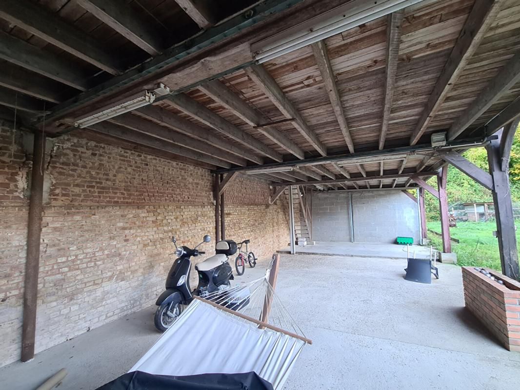 LES ANDELYS Exclusivité - Les Andelys centre ville 27700 - Maison de 89 m2 2 chambres + 1 pièce servant de chambre - bâtiment attenant sur 1.200 m2 de terrain plat - t - Prix : 158.850 4