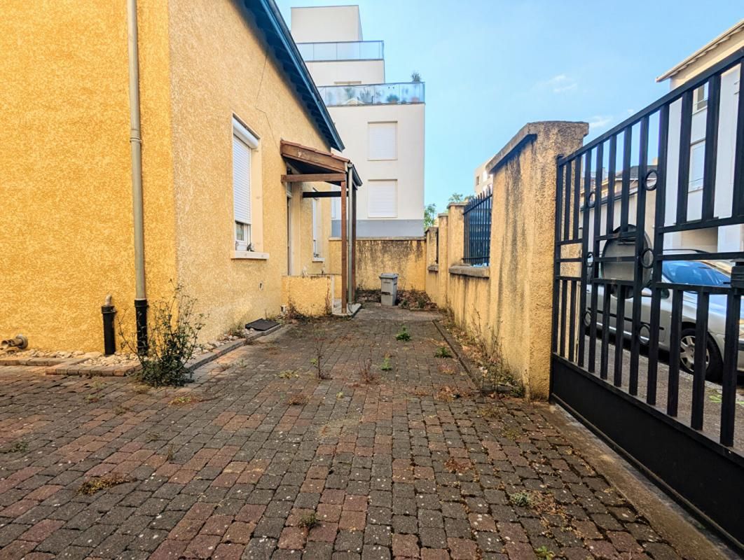 LYON-8E-ARRONDISSEMENT Maison à fort potentiel avec terrain - Lyon 8ème 4