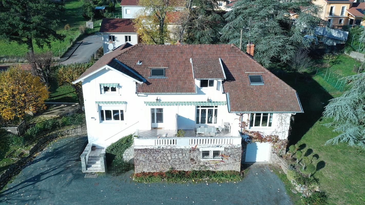 PONTCHARRA-SUR-TURDINE Propriété  comprenant 3 appartements  dans un parc arboré de 2753 m² 1