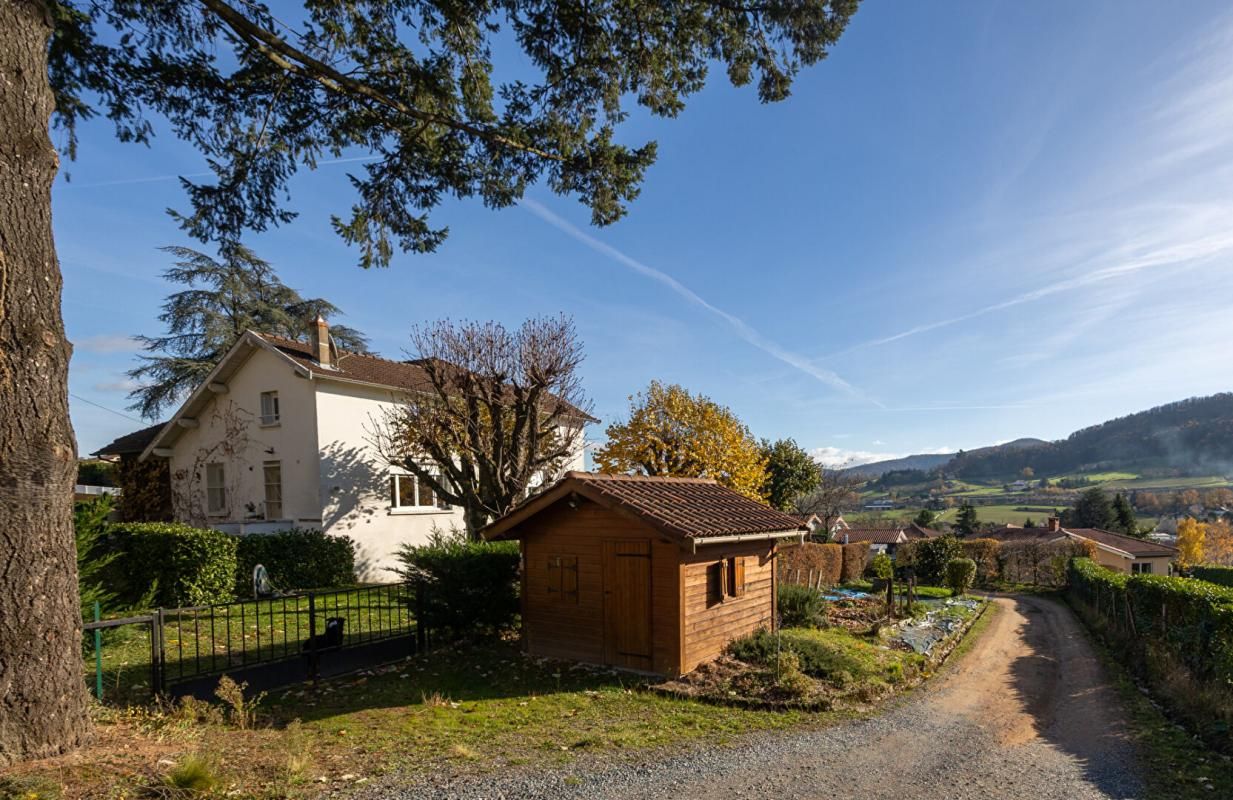 PONTCHARRA-SUR-TURDINE Propriété  comprenant 3 appartements  dans un parc arboré de 2753 m² 2