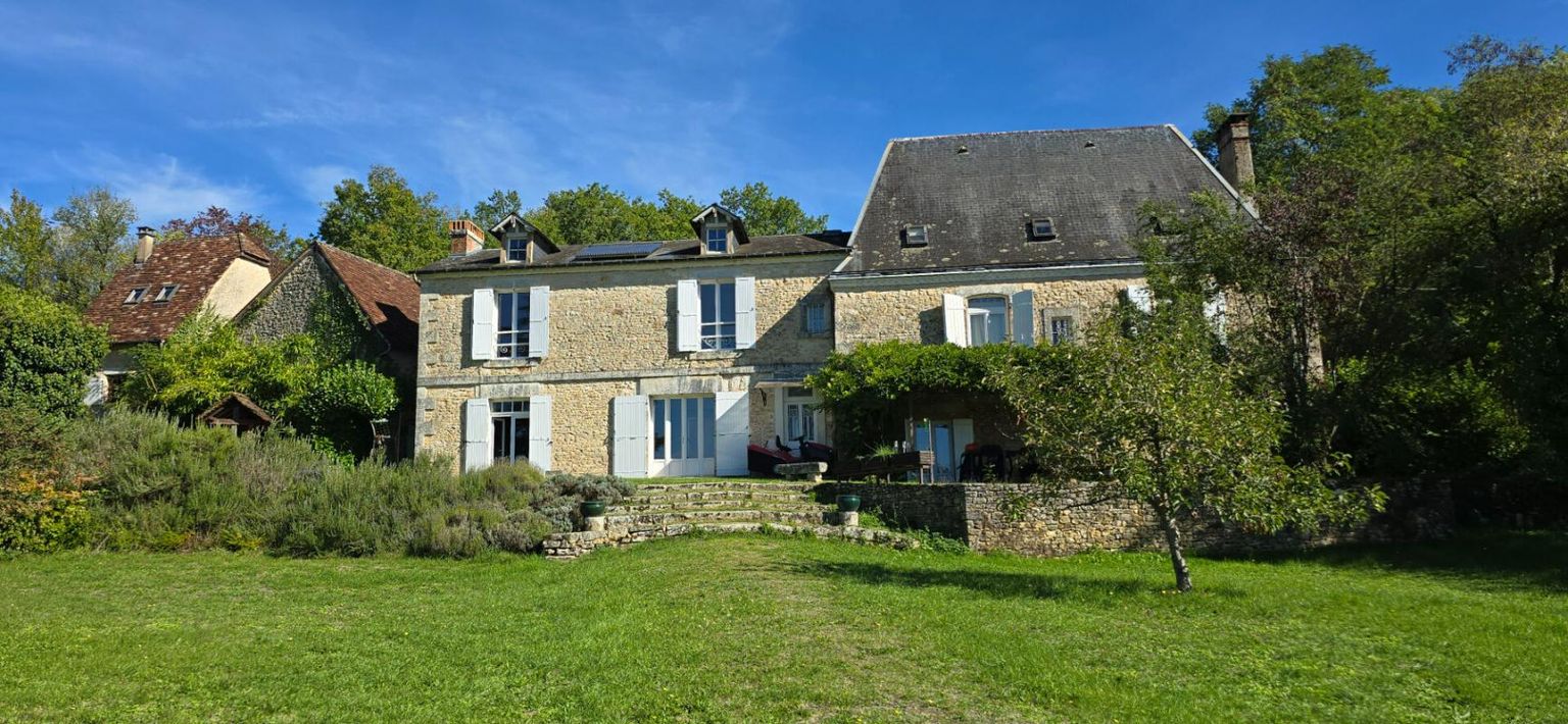 Propriété en pierre de type 7, piscine, dépendances, sur un terrain arboré de 6300 m²