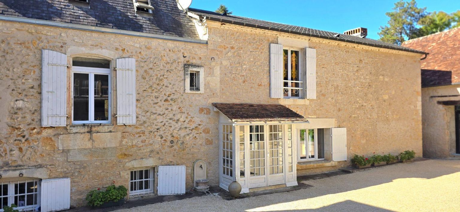 CUBJAC Propriété en pierre de type 7, piscine, dépendances, sur un terrain arboré de 6300 m² 3