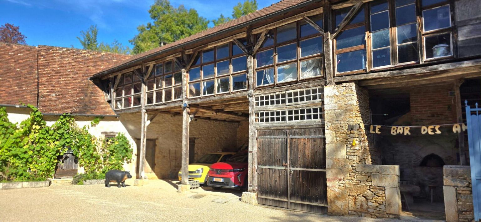 CUBJAC Propriété en pierre de type 7, piscine, dépendances, sur un terrain arboré de 6300 m² 4