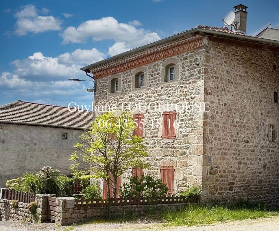 SAINT-ANTHEME Maison en pierre avec cour 1