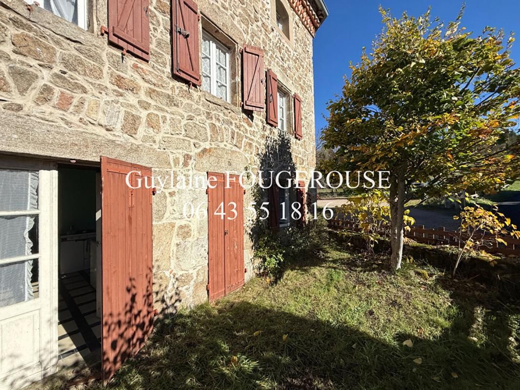 SAINT-ANTHEME Maison en pierre avec cour 2