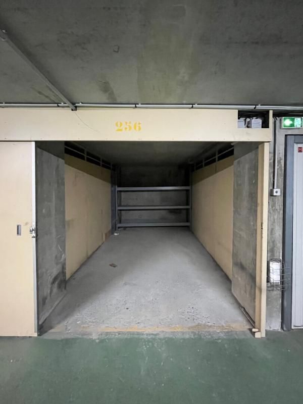 PARIS-19E-ARRONDISSEMENT Box Fermé Paris 19 eme Rue de Meaux 3