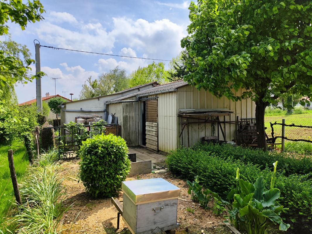 LA SALLE-ET-CHAPELLE-AUBRY 2 GARAGES ET UN ATELIER La Salle Et Chapelle Aubry 69 m2 ENV 2