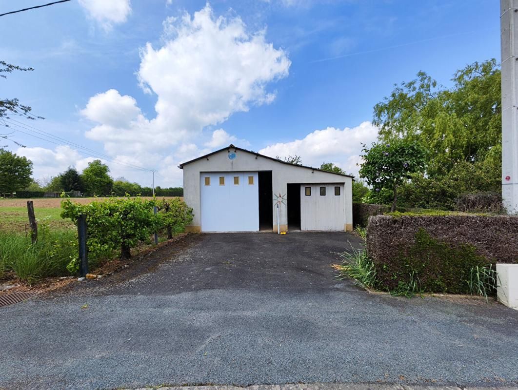 LA SALLE-ET-CHAPELLE-AUBRY 2 GARAGES ET UN ATELIER La Salle Et Chapelle Aubry 69 m2 ENV 4