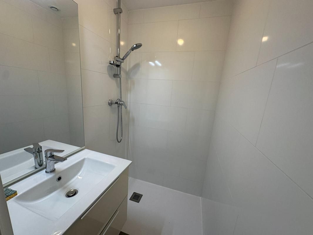 SALON-DE-PROVENCE A louer studio Salon De Provence 360 3