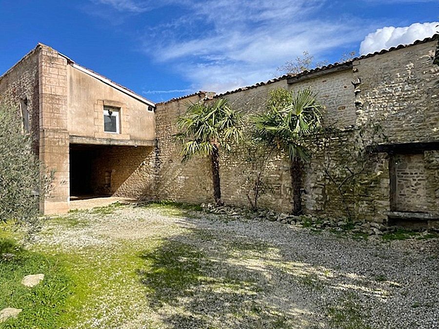 SAINT-SAUVEUR-D'AUNIS Maison de charme en pierre 150 m2, 4 chambres, jardin et dépendance 2