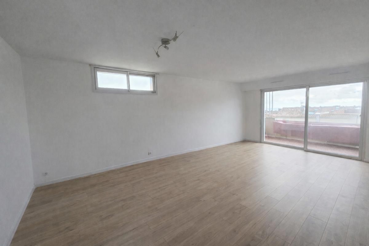 CARQUEIRANNE Carqueiranne coeur de ville - T3, 70 m², balcon vue mer, 2 places de pkgs 4
