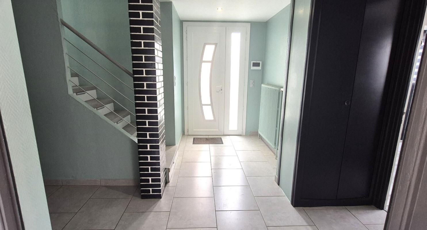 SAINT-DIZIER Belle Maison Individuelle sur Sous-sol complet de 180 m² Entièrement Rénovée avec Cour sécurisée, Patio, Balcons, Terrasse,  Abri de jardin, Garage de 50 m² et un joli Terrain Clos et joliment Arboré de 704 m² 3