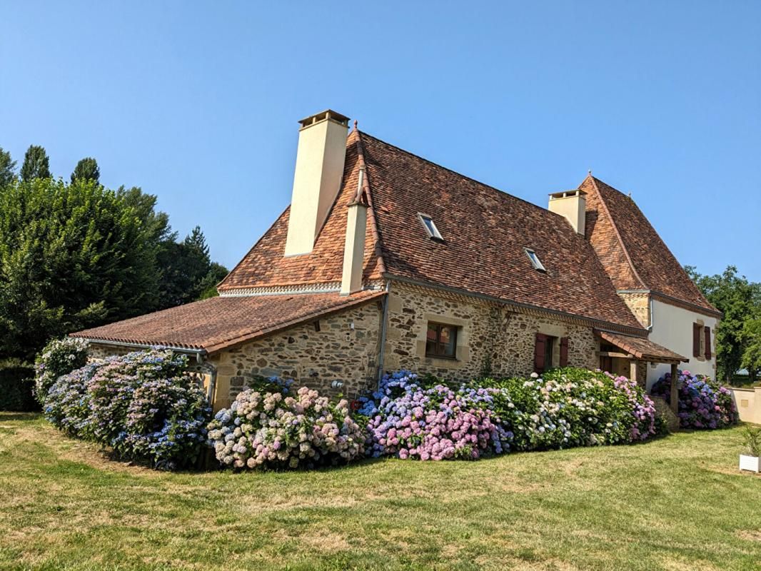 DUSSAC Maison 220m², 4 chambres / studio 40m² / garage / piscine / terrain 5000m² 2