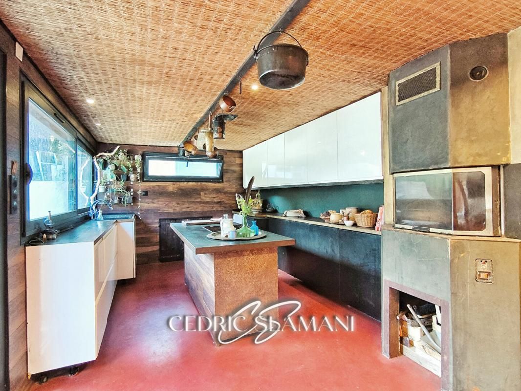 SAINT-DENIS MAISON 65 M2, CUISINE, 1 CHAMBRE, 1 MEZZANINE, SALON, SALLE D EAU, WC, TERRASSE, JARDIN 2