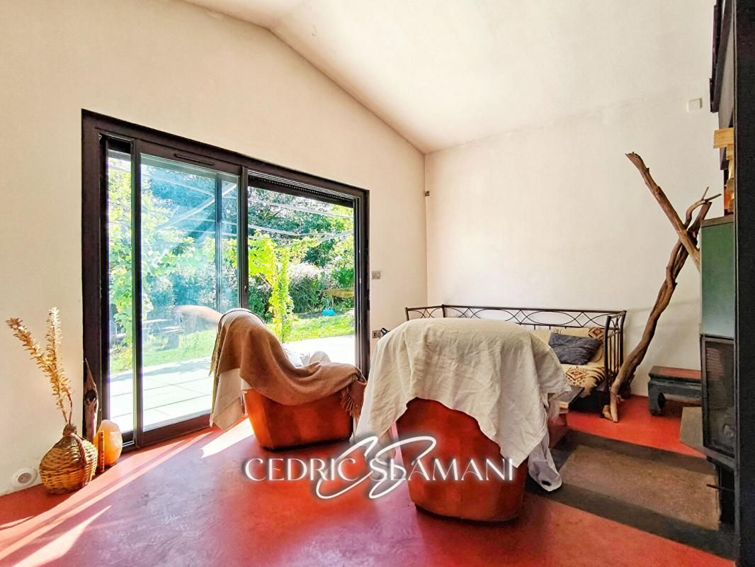 SAINT-DENIS MAISON 65 M2, CUISINE, 1 CHAMBRE, 1 MEZZANINE, SALON, SALLE D EAU, WC, TERRASSE, JARDIN 4