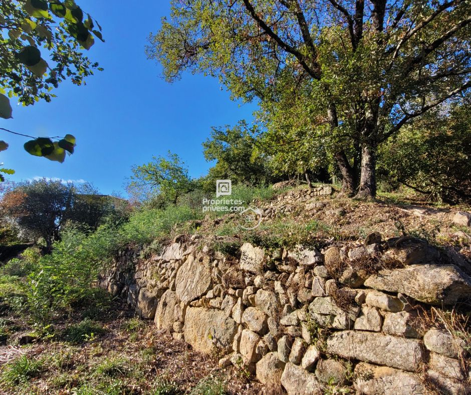 AUBENAS Terrain  prêt à bâtir avec vue à 180° dans un village tranquille, à 10 min d'Aubenas de 785 m²,  totalementviabilisé, permis accordé 2