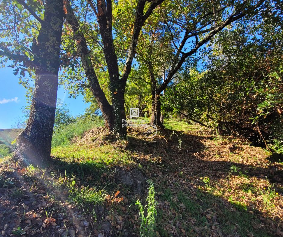 AUBENAS Terrain  prêt à bâtir avec vue à 180° dans un village tranquille, à 10 min d'Aubenas de 785 m²,  totalementviabilisé, permis accordé 3