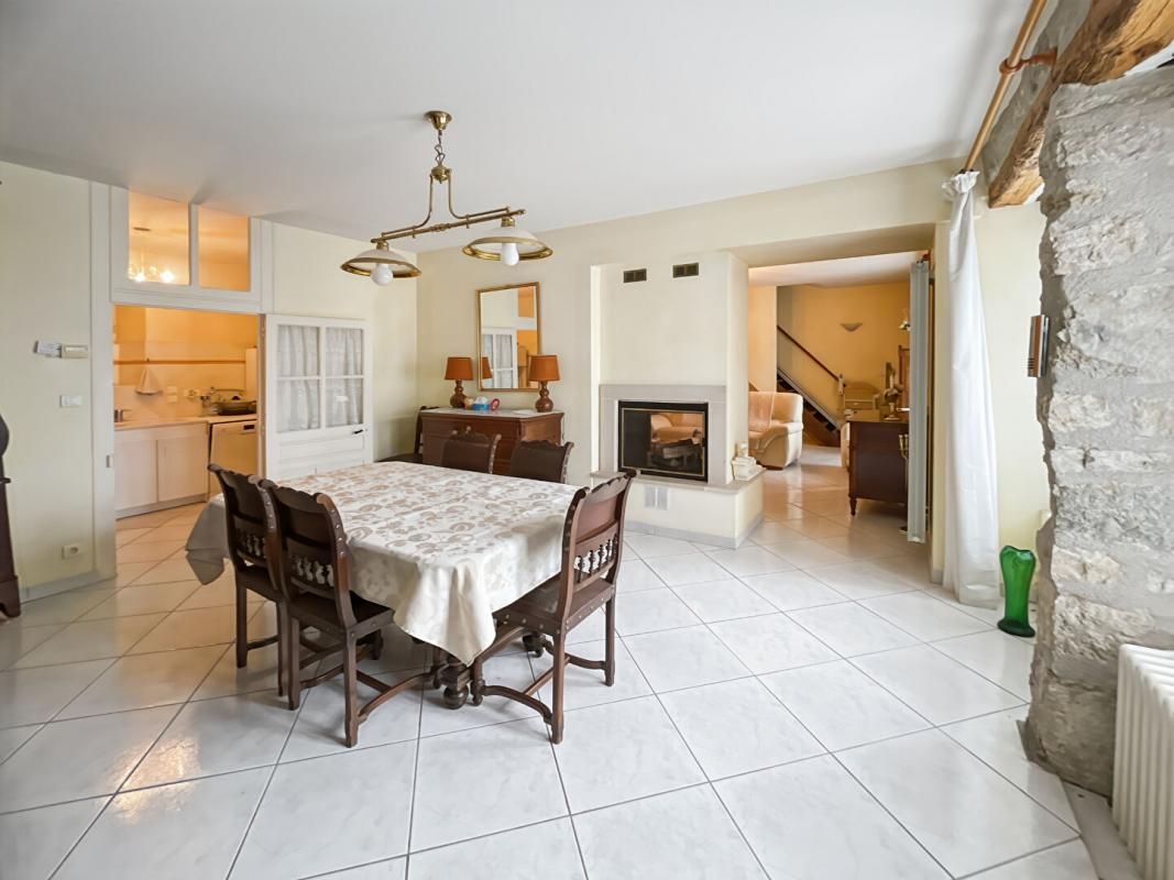 PORT-LESNEY Port-Lesney - Maison en pierre de caractère - 215 m² habitables ? 8 pièces - 3 chambres? Terrain 944 m² 2