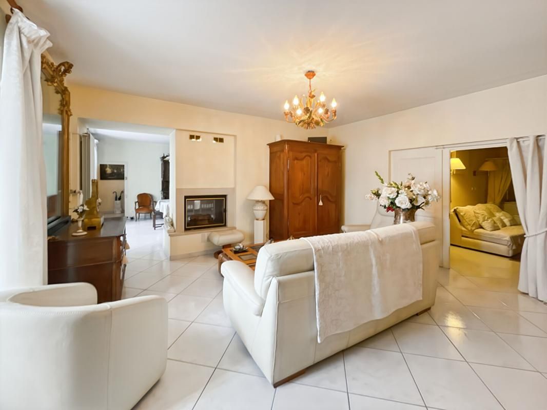 PORT-LESNEY Port-Lesney - Maison en pierre de caractère - 215 m² habitables ? 8 pièces - 3 chambres? Terrain 944 m² 3