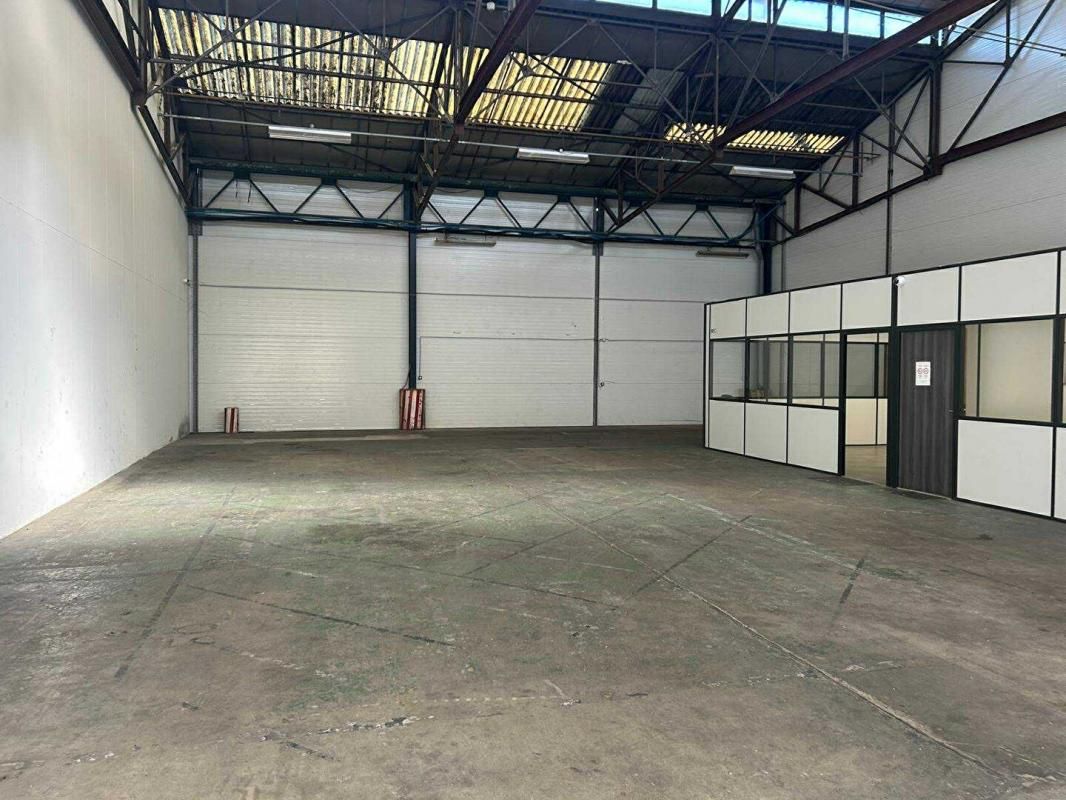 Local toutes activités 320 m² + 2 bureaux