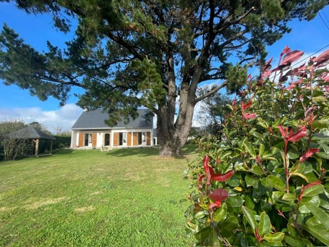 Maison 4 chambres - Double garage - grand terrain -