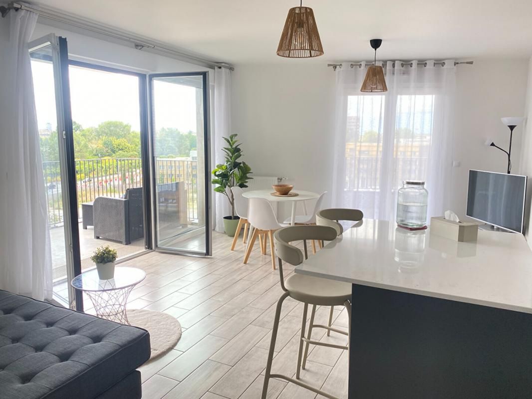 BORDEAUX Appartement avec vue Garonne de ses deux terrasses, séjour, 3 chambres 3
