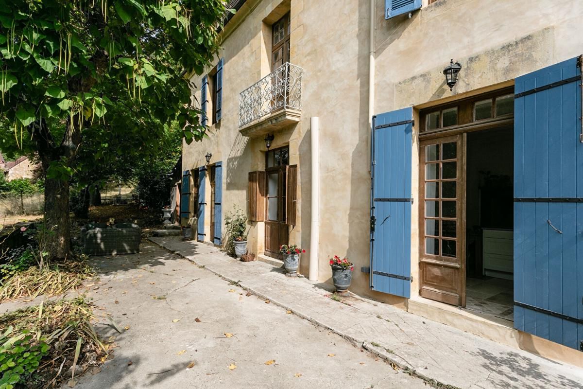 BEYNAC-ET-CAZENAC Belle propriété en pierre récemment rénovée 2