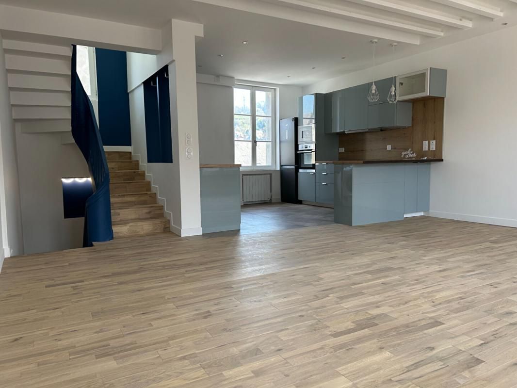 14600 Honfleur Appartement duplex 3 pièces refait à neuf  330 700 E