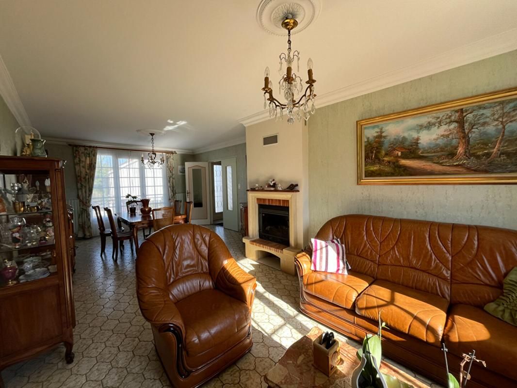 NEUVILLE-DE-POITOU Maison de 132 m 2 à Neuville De Poitou , 4 chambres , jardin de 760m2 , garage ,cave 4