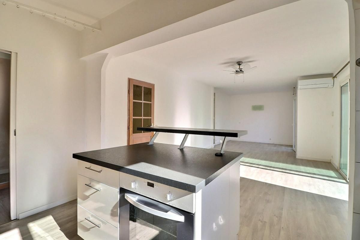 LE CASTELLET Appartement Le Castellet T4-T5 pièce(s) 91 m2 - Balcon, parking et cave 4