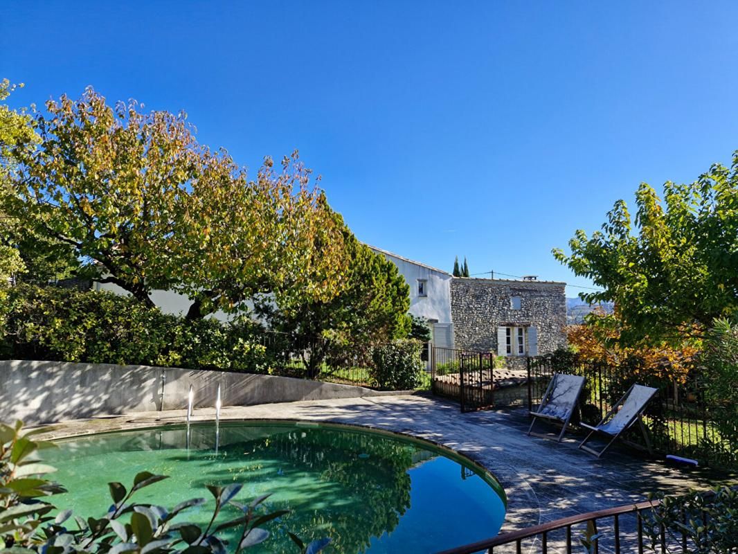 VILLARS Mas de hameau avec piscine et joli terrain dont une oliveraie 1