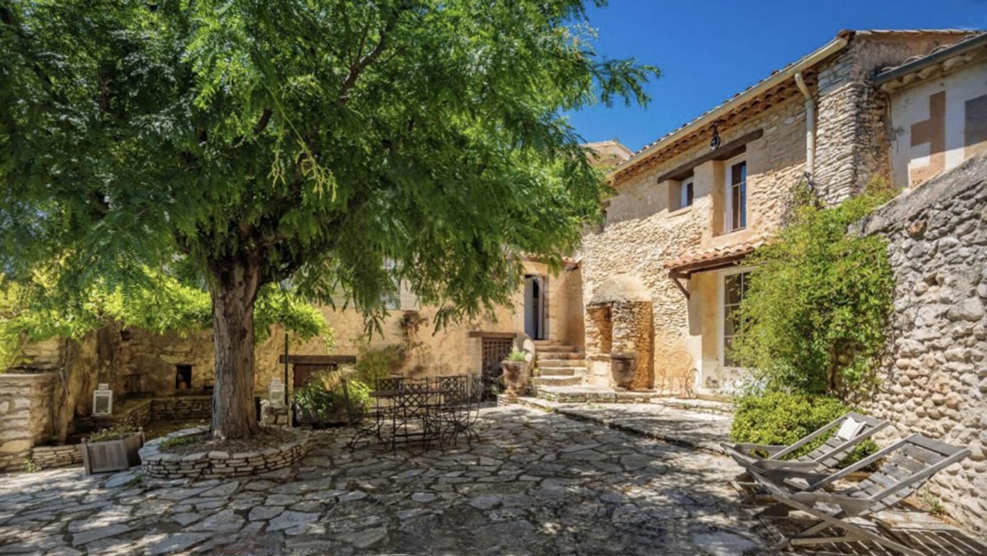 VILLARS Mas de hameau avec piscine et joli terrain dont une oliveraie 2
