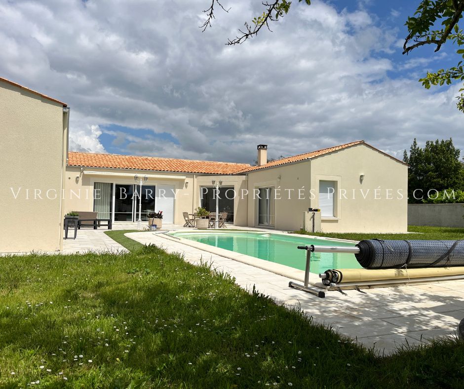 BELLE MAISON T5 DE PLAIN PIED AVEC PISCINE CHAUFFÉE