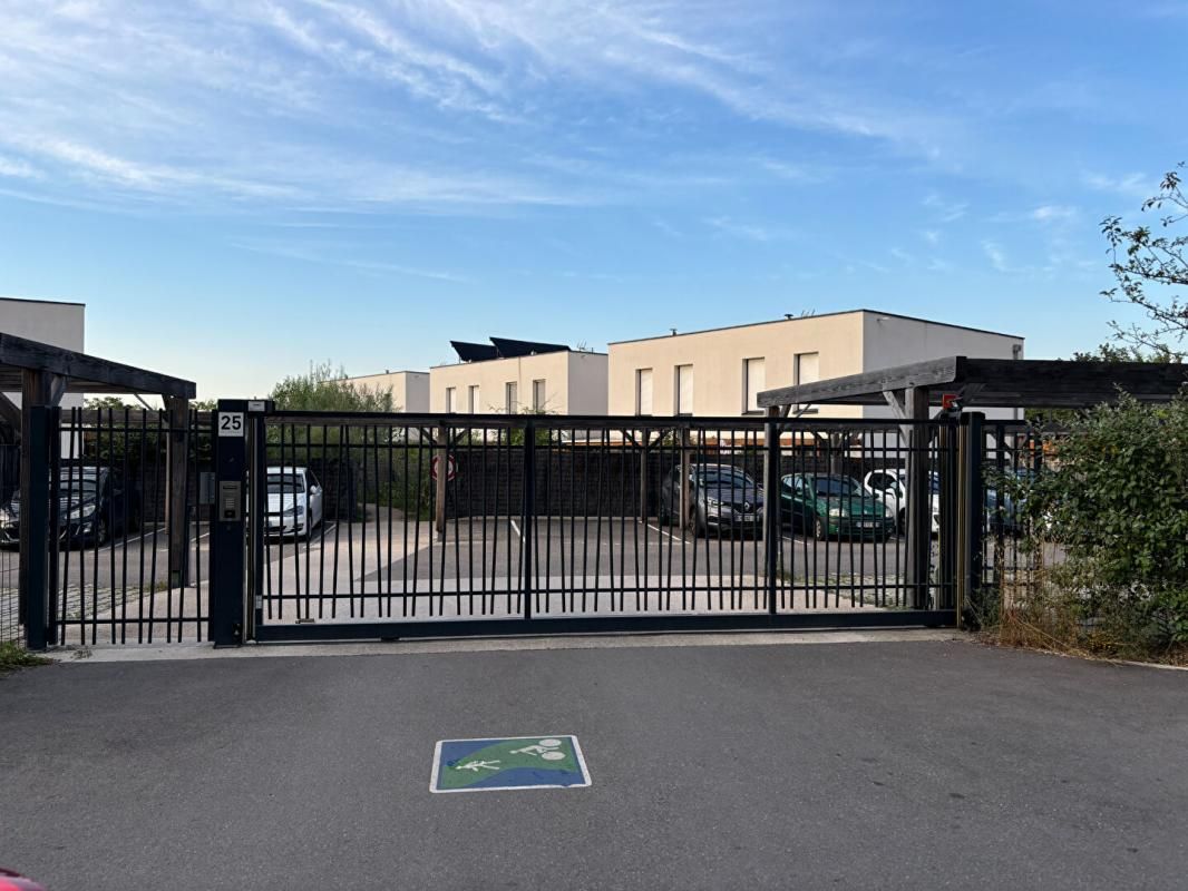 MEYZIEU Place  de Parking louer/  Meyzieu 2